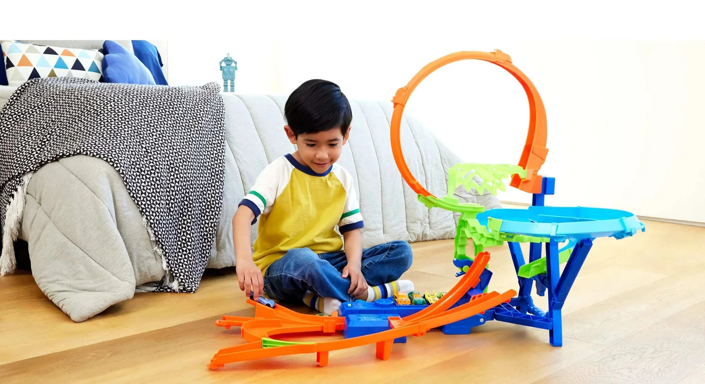 Hot Wheels Stunt Tracks Mid-Air Crash Hot Wheels Stunt Tracks Mid-Air Crash