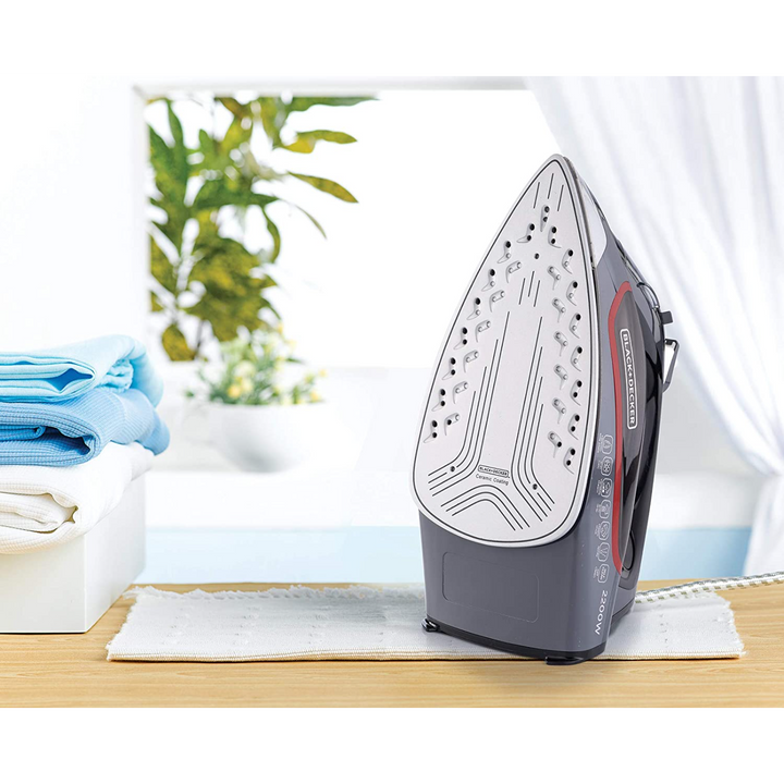 Black + Decker 2200W Steam Iron - Ceramic Soleplate