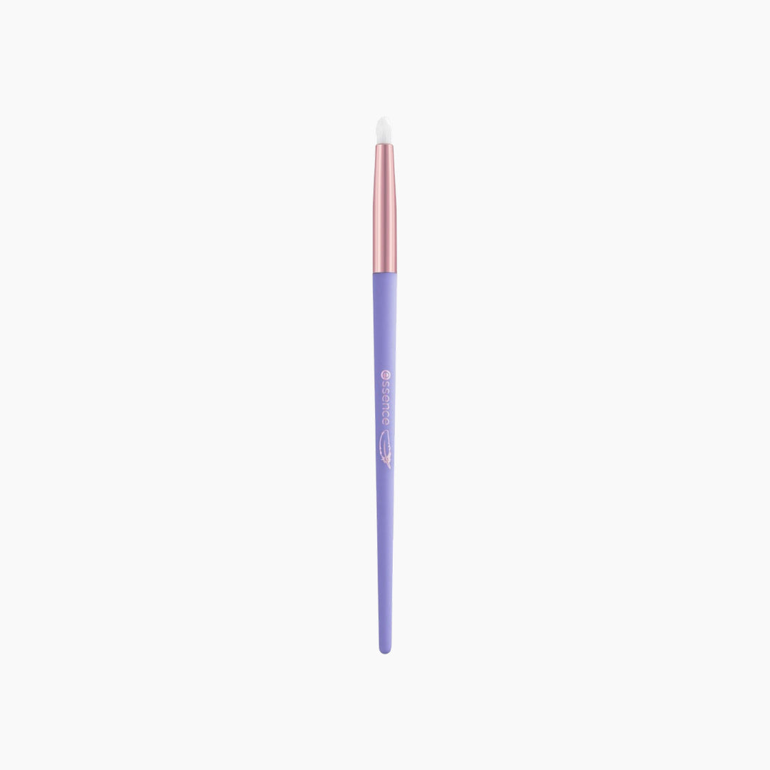 Essence Fluffy Dreams Eyeshadow Smudger Brush with ultra-soft bristles