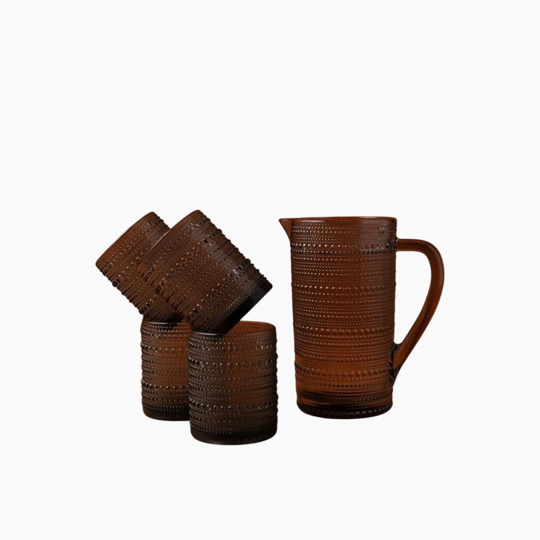 كوب وأكواب سوداء