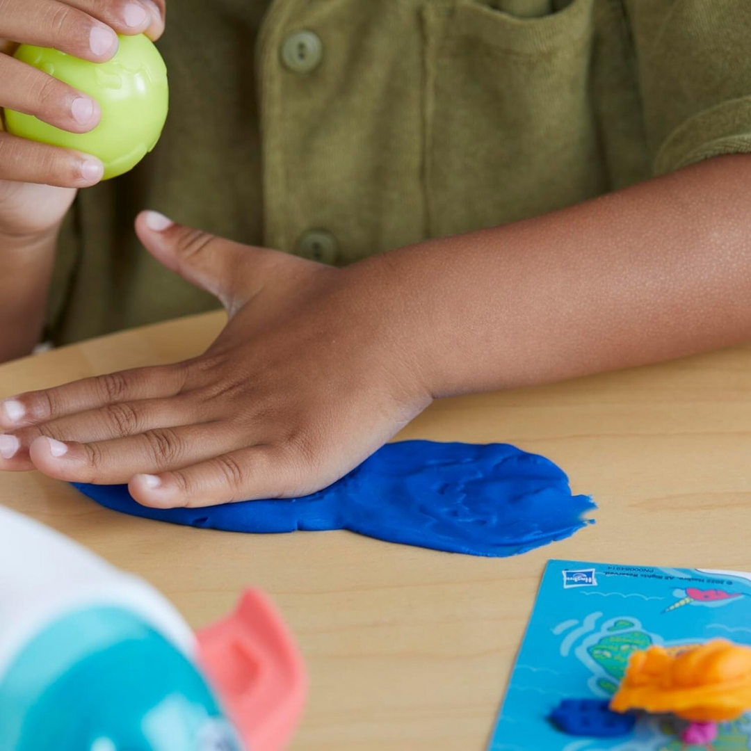 Play-Doh Airplane Explorer set with rolling aeroplane and world map playmat