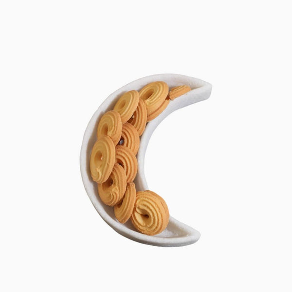 لوحة حجرية وقمرية بيضاء
