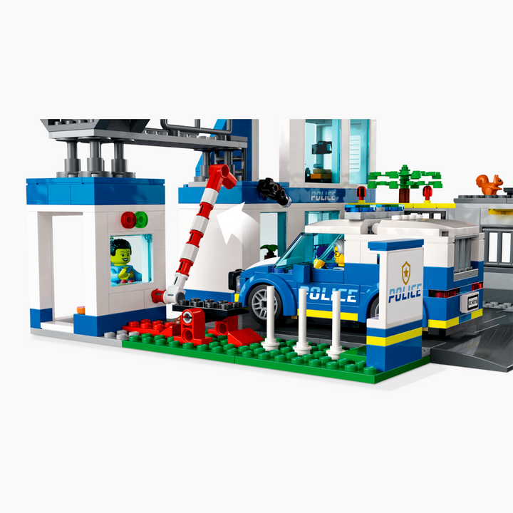 Lego Police Station 668-piece construction set