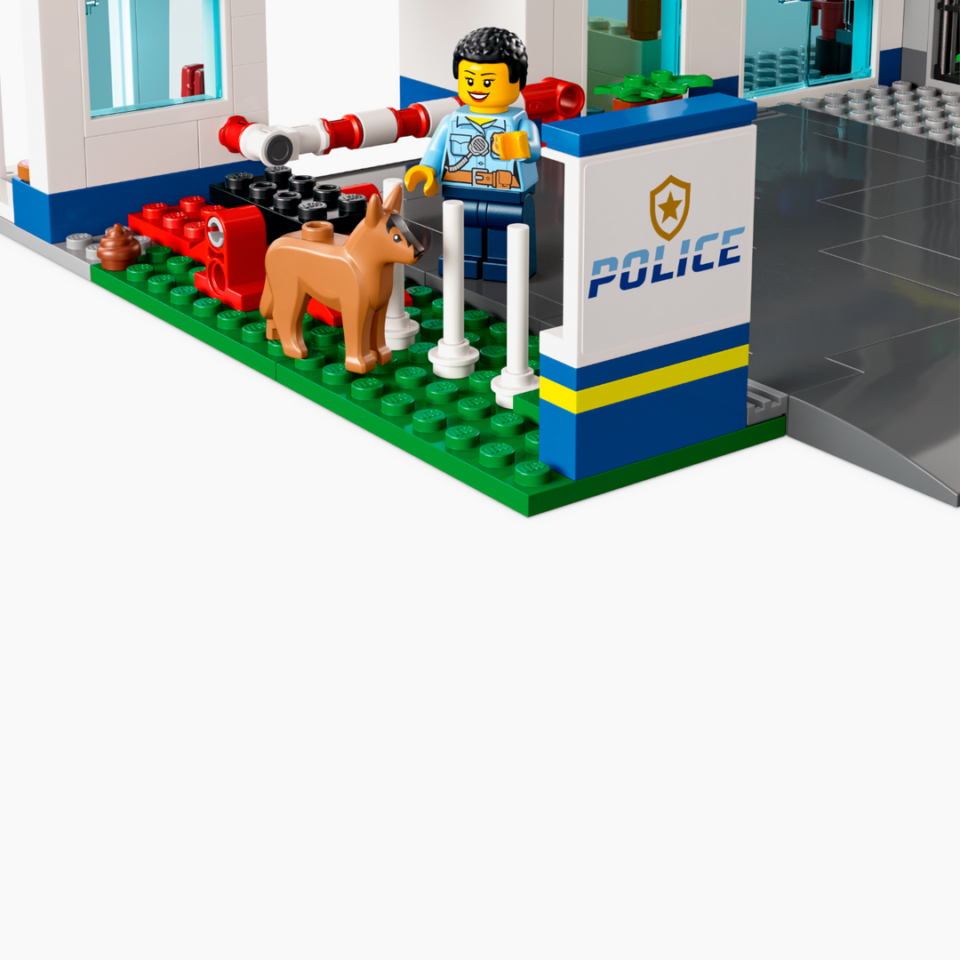 Lego Police Station 668-piece construction set