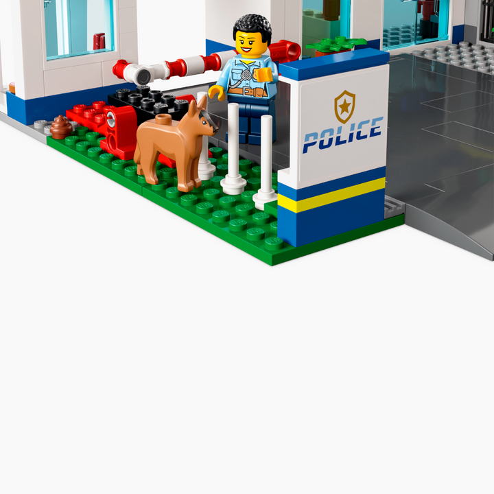 Lego Police Station 668-piece construction set