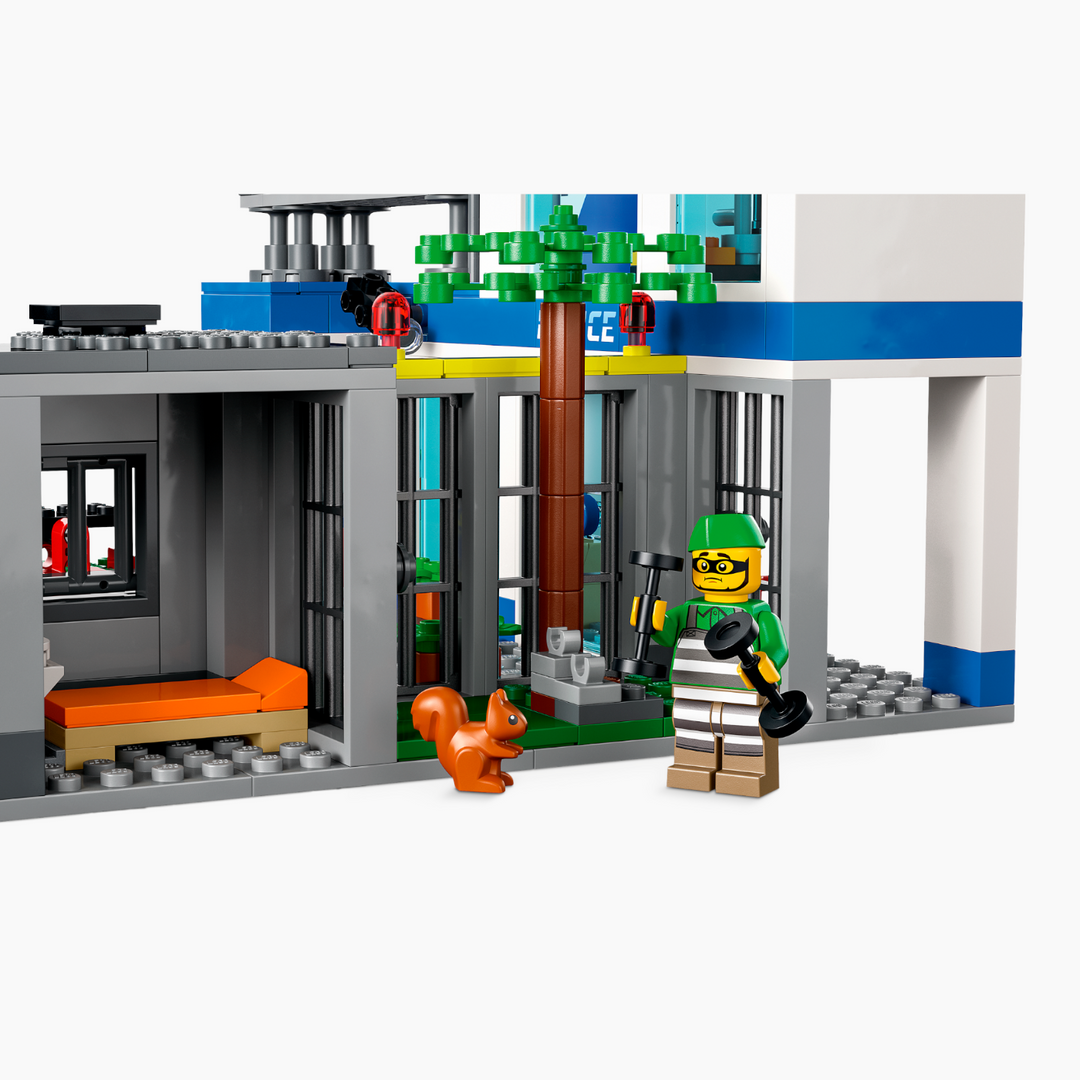 Lego 668-piece police station construction set