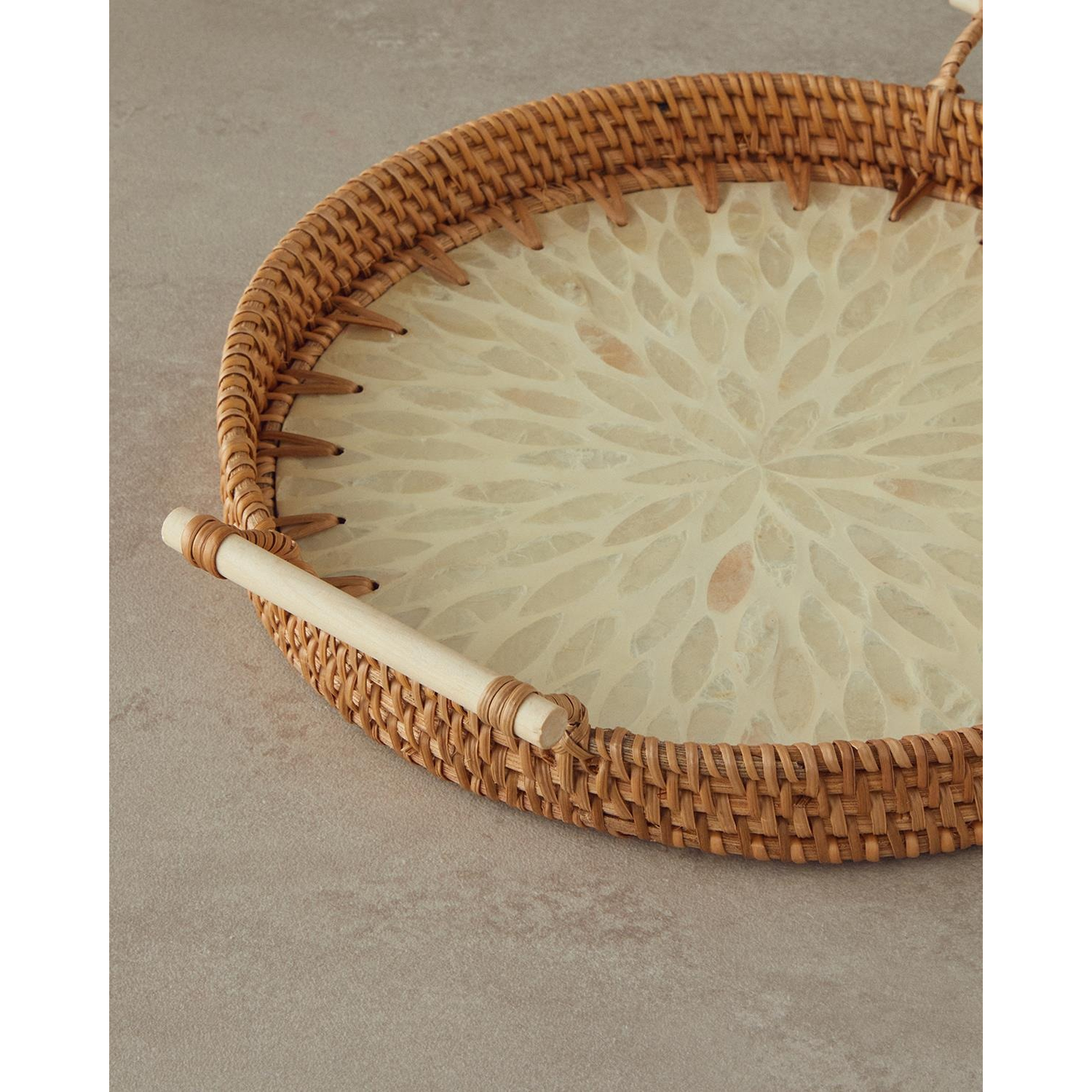 EH Living Beatrice Rattan Tray 28 cm Brown EH Living Beatrice Rattan Tray 28 cm Brown