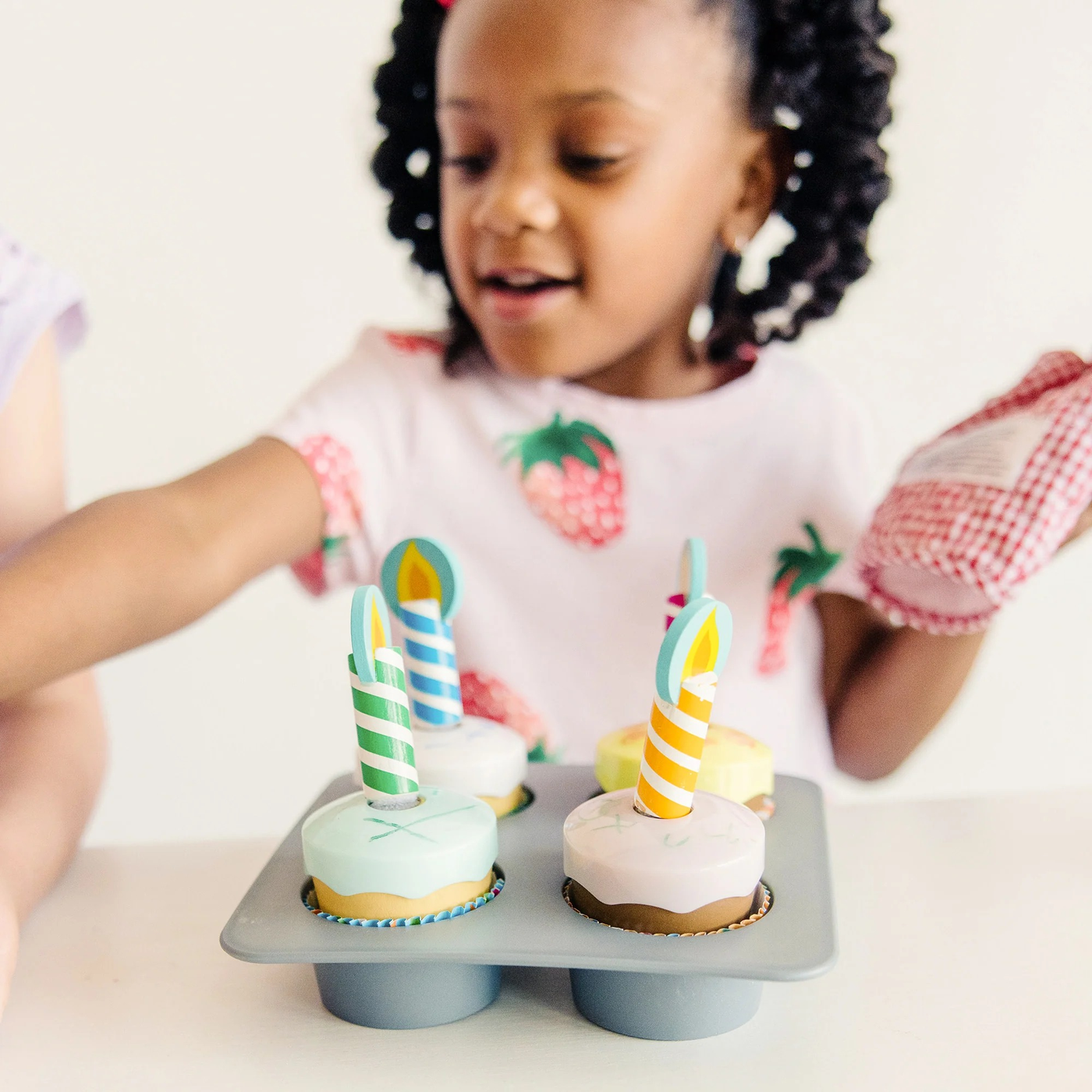 Melissa & Doug Bake & Decorate Cupcake Set Play Food Melissa & Doug Bake & Decorate Cupcake Set Play Food
