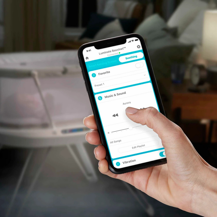 سرير أطفال مضيء قابل للتخصيص من فيشر برايس، مزود بإضاءة ناعمة.