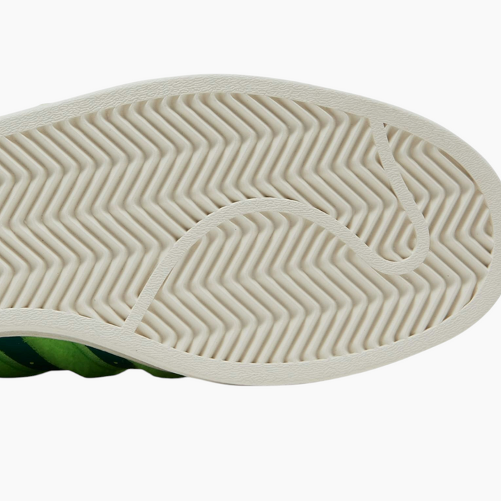 حذاء "كايل" الرياضي من مجموعة "ساوث بارك" و "أديداس سوبر ستار"