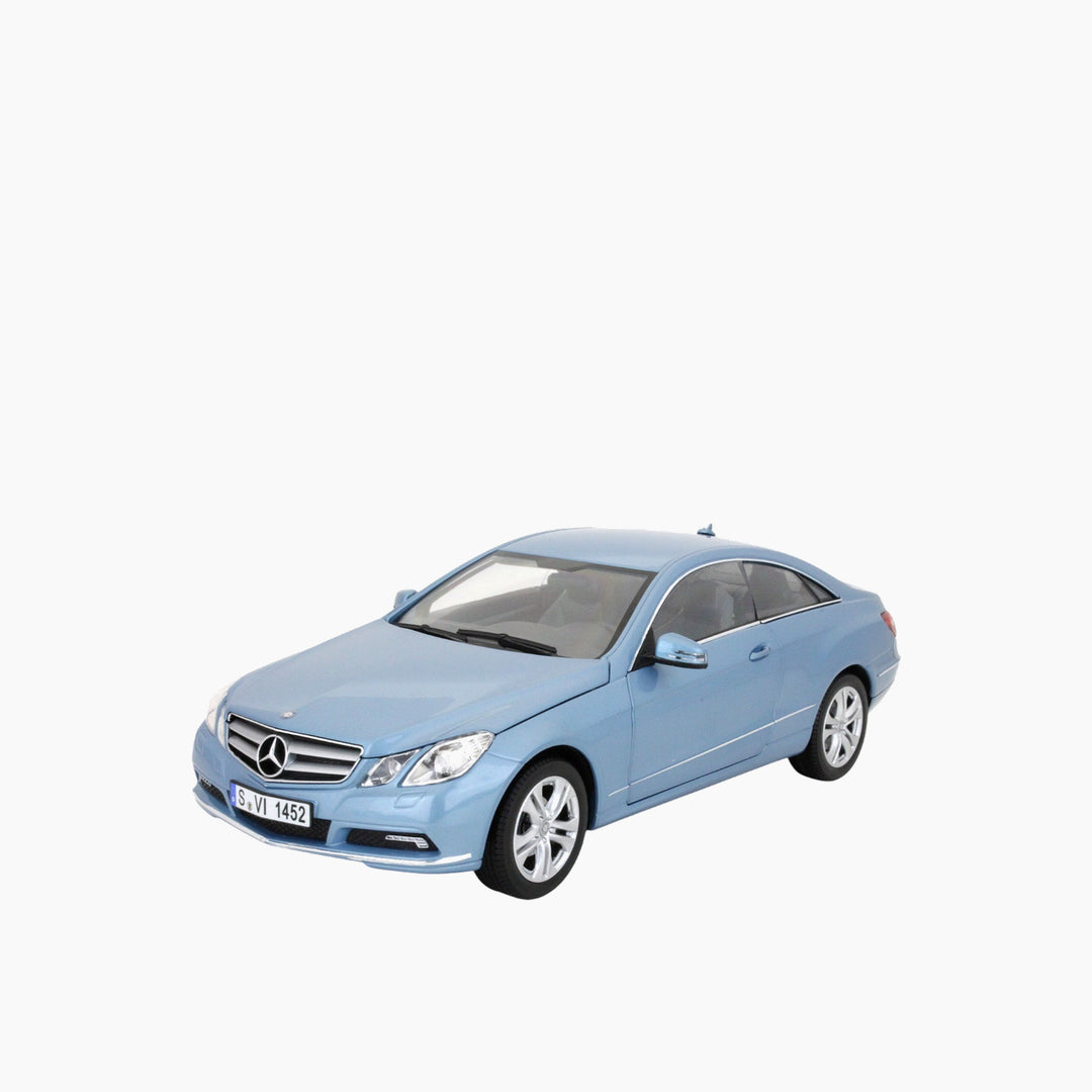 OttoMobile 1:18 scale light blue Mercedes E-Class W212 model car