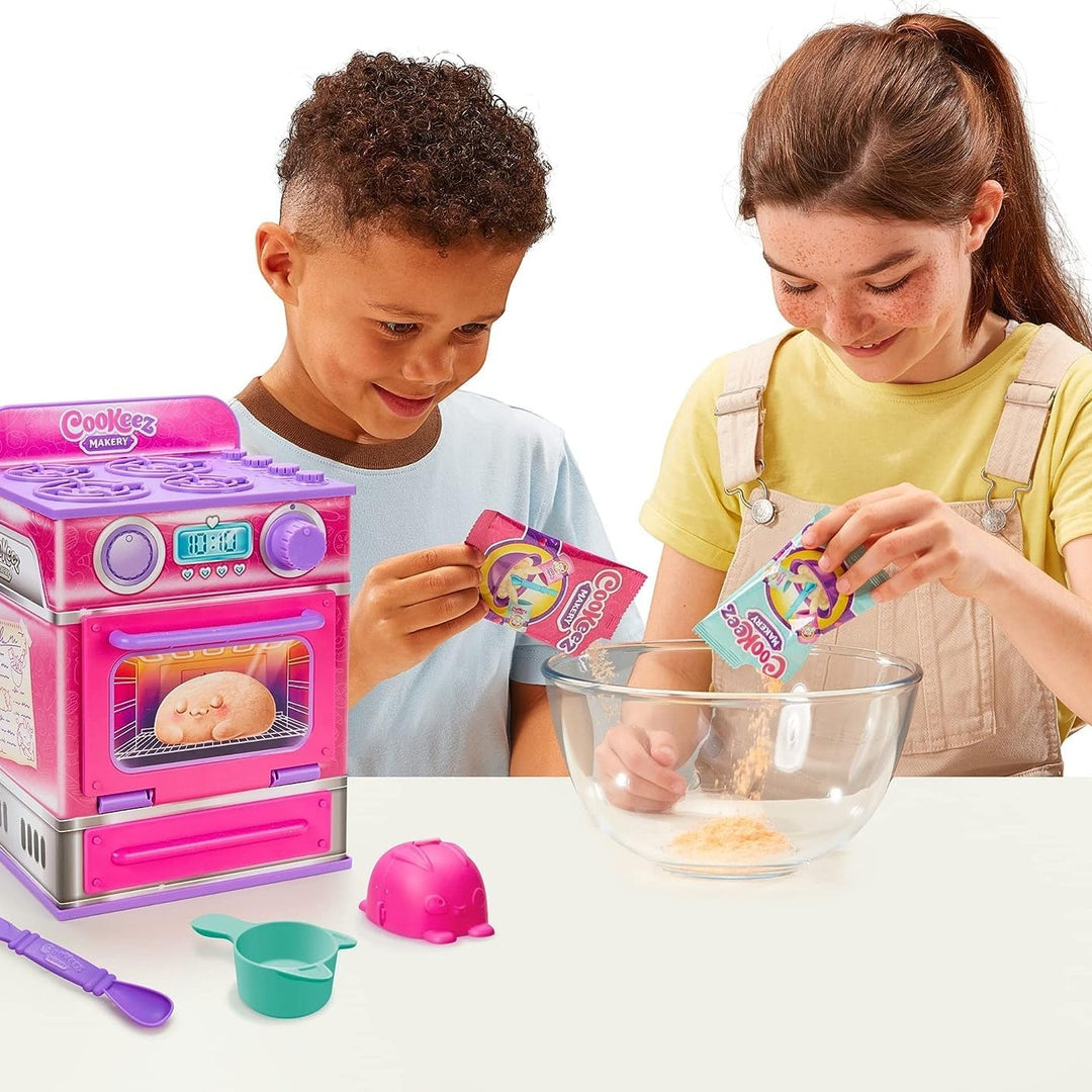 Moose Cookeez Makery Cinnamon Treatz Oven Playset with Surprise Bake oven