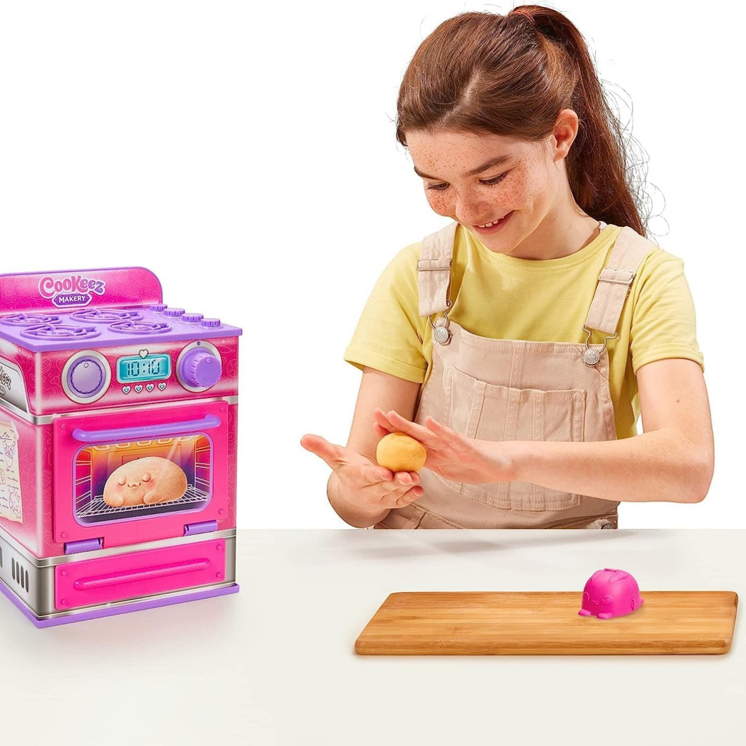 Moose Cookeez Makery Cinnamon Treatz Oven Playset with Surprise Bake oven